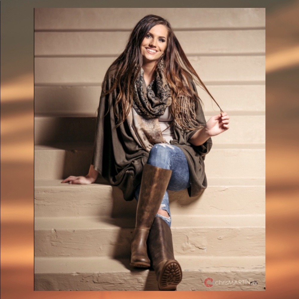 SOLD- UGG DISTRESSED BOOTS SIZE 10M US